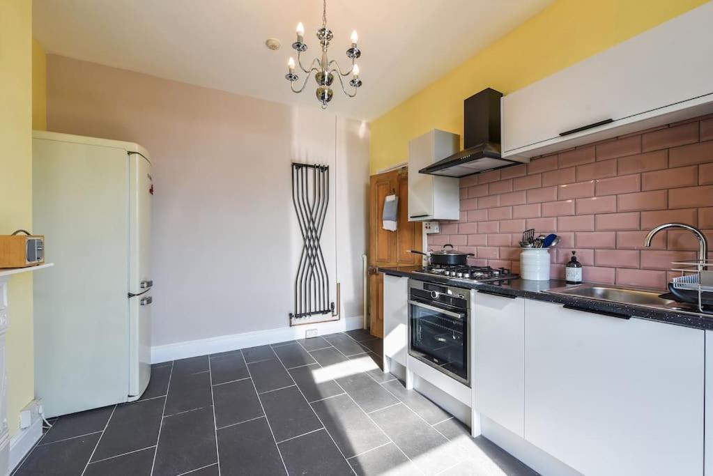 Traditional 3-Bed Property In Pontcanna With Parking Cardiff Exterior photo